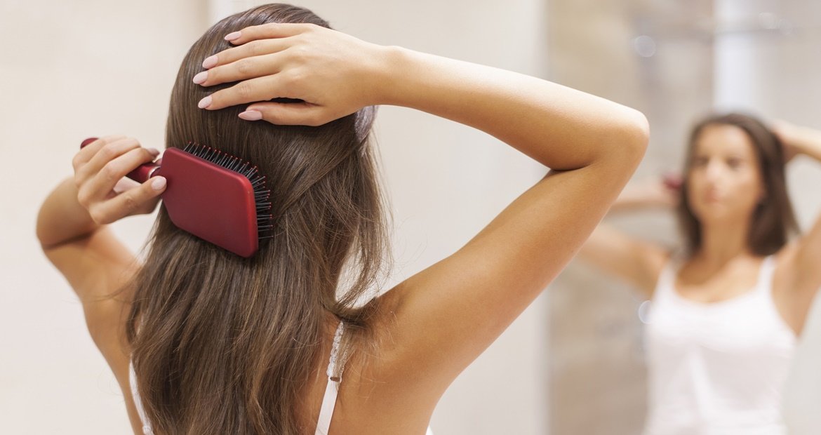 Menina Penteando Cabelo Com Escova Raquete